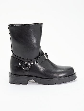 Botas em verniz sintético com tiras decorativas