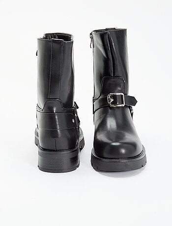 Botas em verniz sintético com tiras decorativas