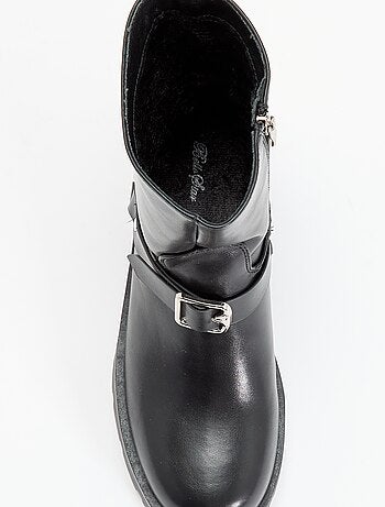 Botas em verniz sintético com tiras decorativas
