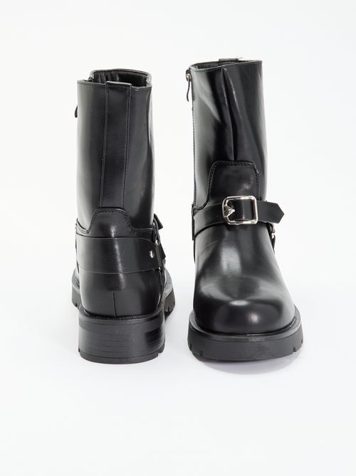 Botas em verniz sintético com tiras decorativas - Kiabi Botas em verniz sintético com tiras decorativas - Kiabi