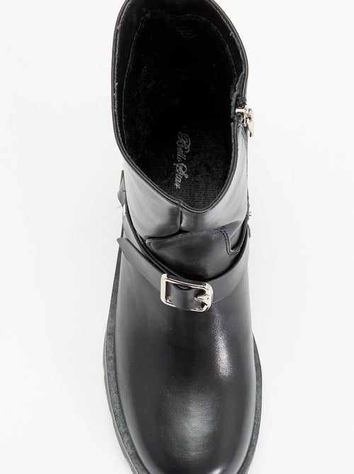 Botas em verniz sintético com tiras decorativas - Kiabi Botas em verniz sintético com tiras decorativas - Kiabi