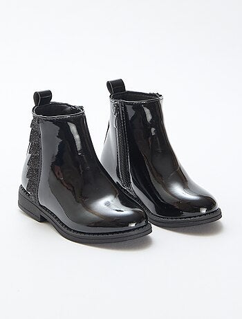 Botas envernizadas com detalhe de folho liso