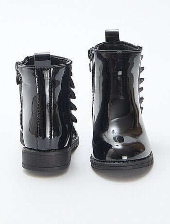 Botas envernizadas com detalhe de folho liso