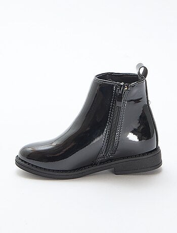 Botas envernizadas com detalhe de folho liso