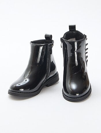 Botas envernizadas com detalhe de folho liso