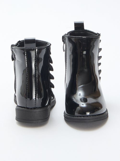 Botas envernizadas com detalhe de folho liso - Kiabi