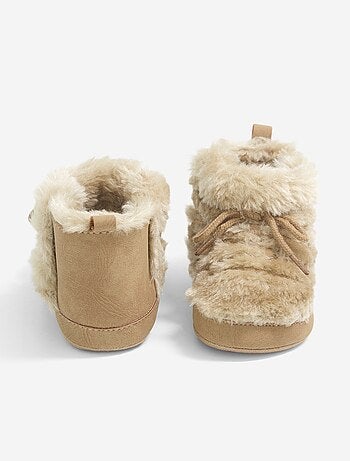 Botas forradas com atacadores