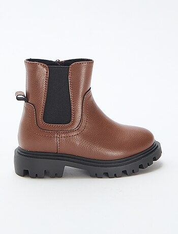 Botas justas em imitação de couro