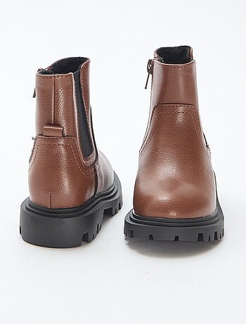Botas justas em imitação de couro
