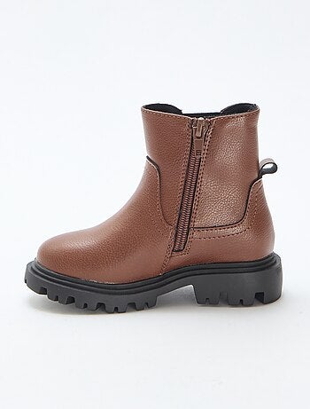 Botas justas em imitação de couro