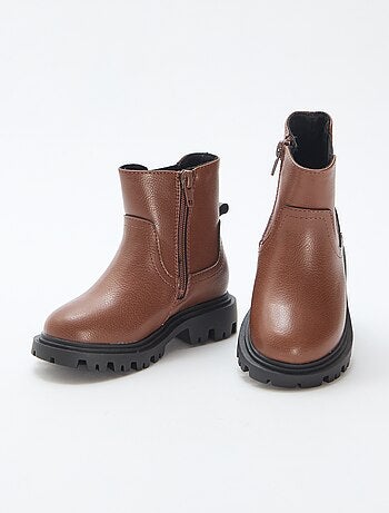 Botas justas em imitação de couro
