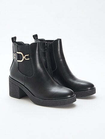 Botas modelo Chelsea com tiras de fivela douradas