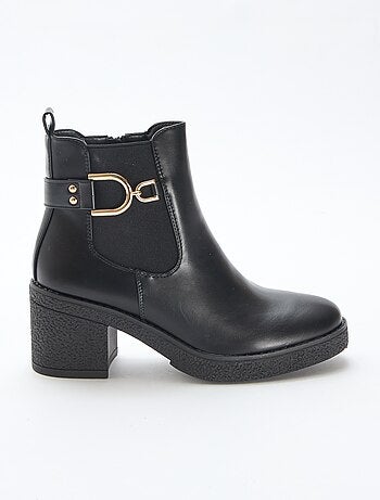 Botas modelo Chelsea com tiras de fivela douradas