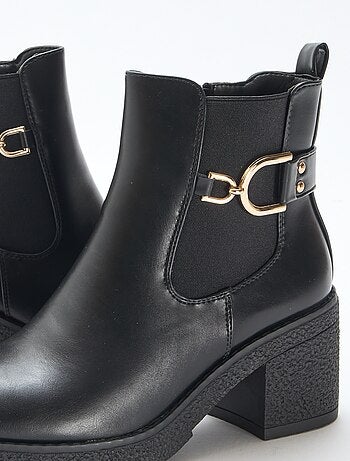 Botas modelo Chelsea com tiras de fivela douradas