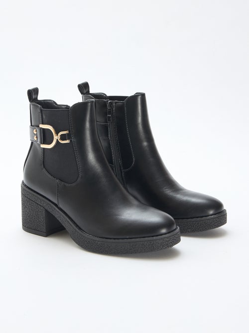 Botas modelo Chelsea com tiras de fivela douradas - Kiabi