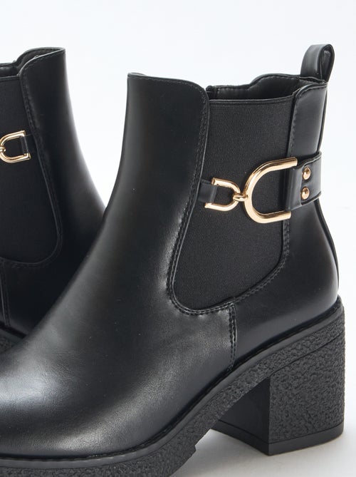 Botas modelo Chelsea com tiras de fivela douradas - Kiabi