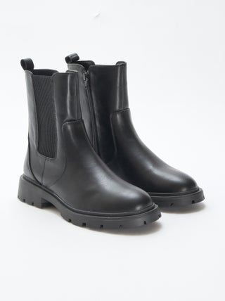 Botas modelo Chelsea em pele sintética com foles elásticos