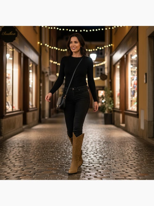 Botas santiag mulher cano alto camurça sintética salto bloco 4 cm bico afilado ozabi - Kiabi Botas santiag mulher cano alto camurça sintética salto bloco 4 cm bico afilado ozabi - Kiabi