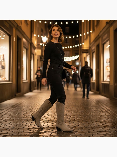 Botas santiag mulher cano alto camurça sintética salto bloco 4 cm bico afilado ozabi - Kiabi Botas santiag mulher cano alto camurça sintética salto bloco 4 cm bico afilado ozabi - Kiabi