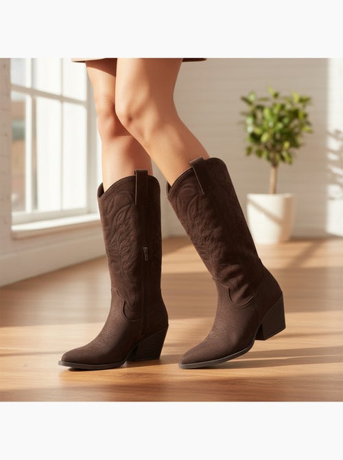 Botas santiag mulher perna alta camurça salto bloco 6 cm bico fino ozabi - Kiabi Botas santiag mulher perna alta camurça salto bloco 6 cm bico fino ozabi - Kiabi