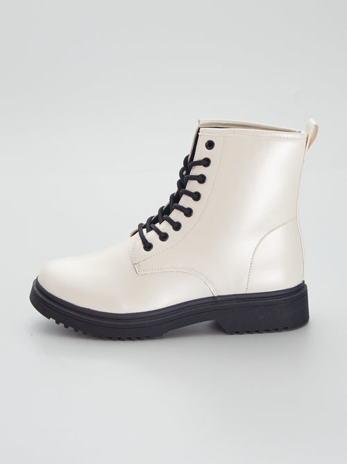 Botins com atacadores contrastantes - Kiabi