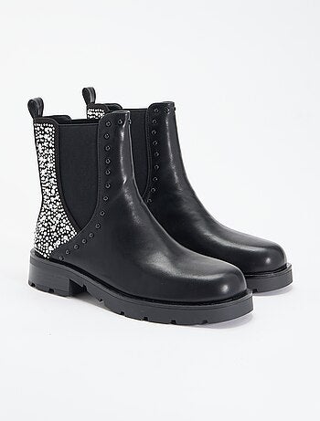 Botins com detalhe cravejado e strass