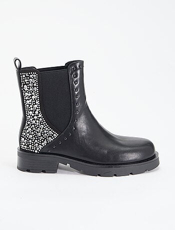 Botins com detalhe cravejado e strass