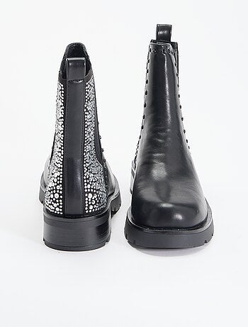 Botins com detalhe cravejado e strass