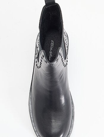 Botins com detalhe cravejado e strass