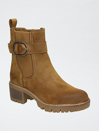 Botas com sola tratorada