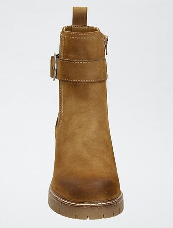 Botas com sola tratorada