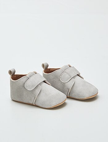 Botins com tiras de velcro