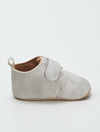 Botins com tiras de velcro