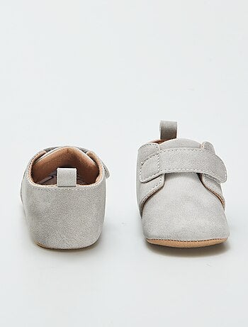 Botins com tiras de velcro