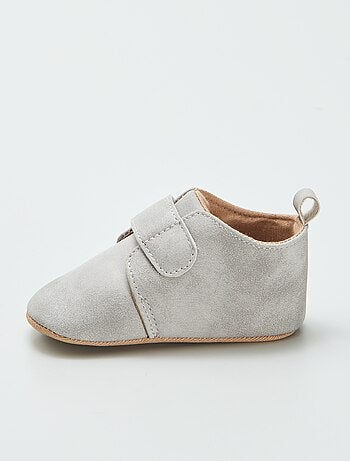 Botins com tiras de velcro