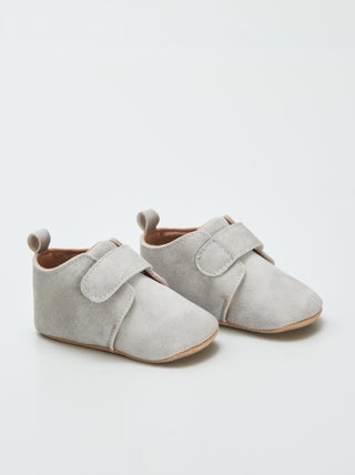 Botins com tiras de velcro
