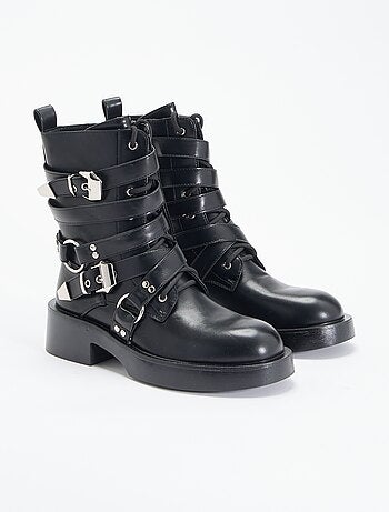 Botins com tiras
