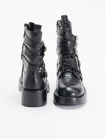 Botins com tiras