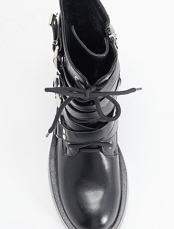 Botins com tiras