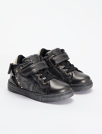 Botins com velcro e atacadores