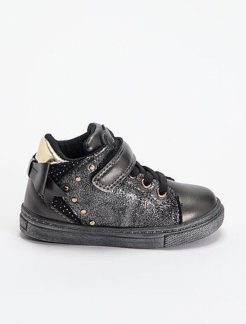 Botins com velcro e atacadores