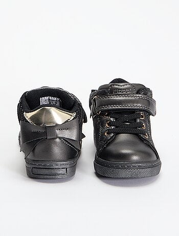 Botins com velcro e atacadores