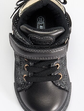 Botins com velcro e atacadores