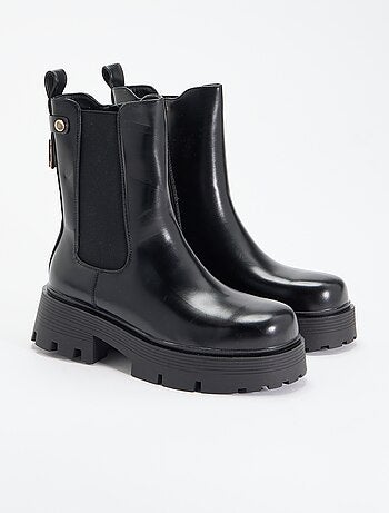 Botins de cano médio em imitação de pele