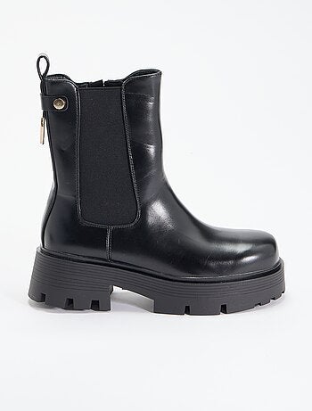 Botins de cano médio em imitação de pele