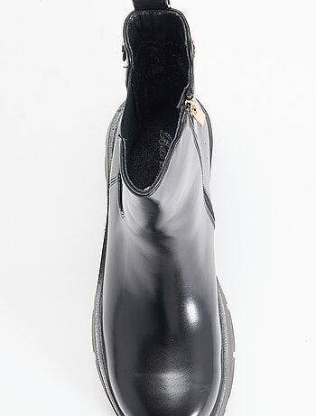 Botins de cano médio em imitação de pele