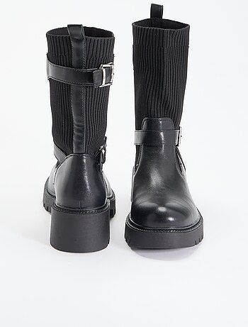 Botins efeito meia em imitação de pele com fivela