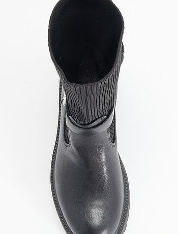 Botins efeito meia em imitação de pele com fivela