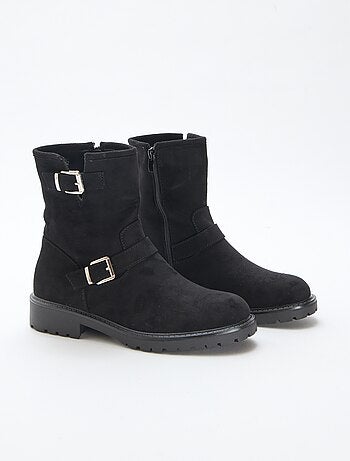 Botins em camurça sintética com fivela