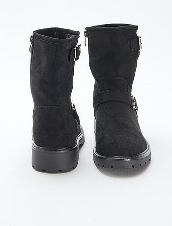Botins em camurça sintética com fivela